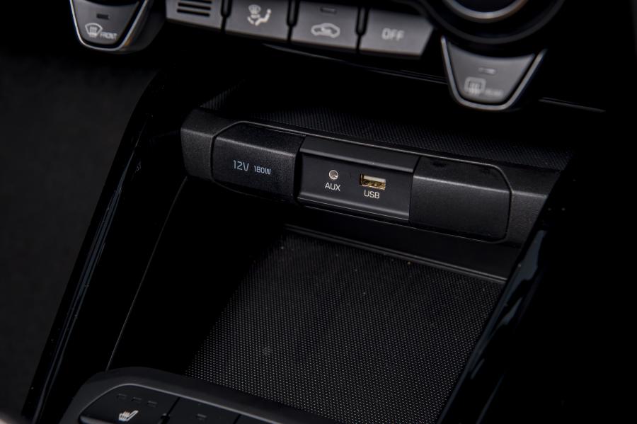 Детали интерьера Kia Rio 5-Door 2017 года  (UK) (фото 140 из 145)